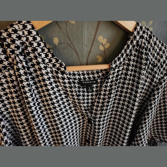 Houndstooth blouse with front tie by Torrid, black and white, size 3 - Picture 3 of 7